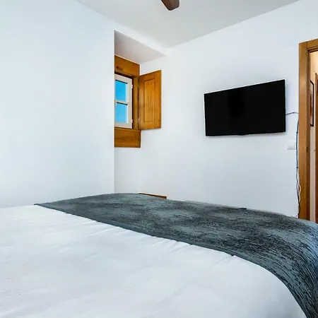 The Explorers - Sunny Stylish Family-friendly Daire